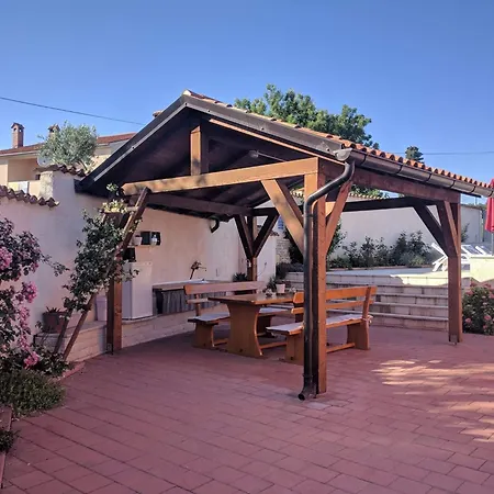 House In With Pool Near Valsaline